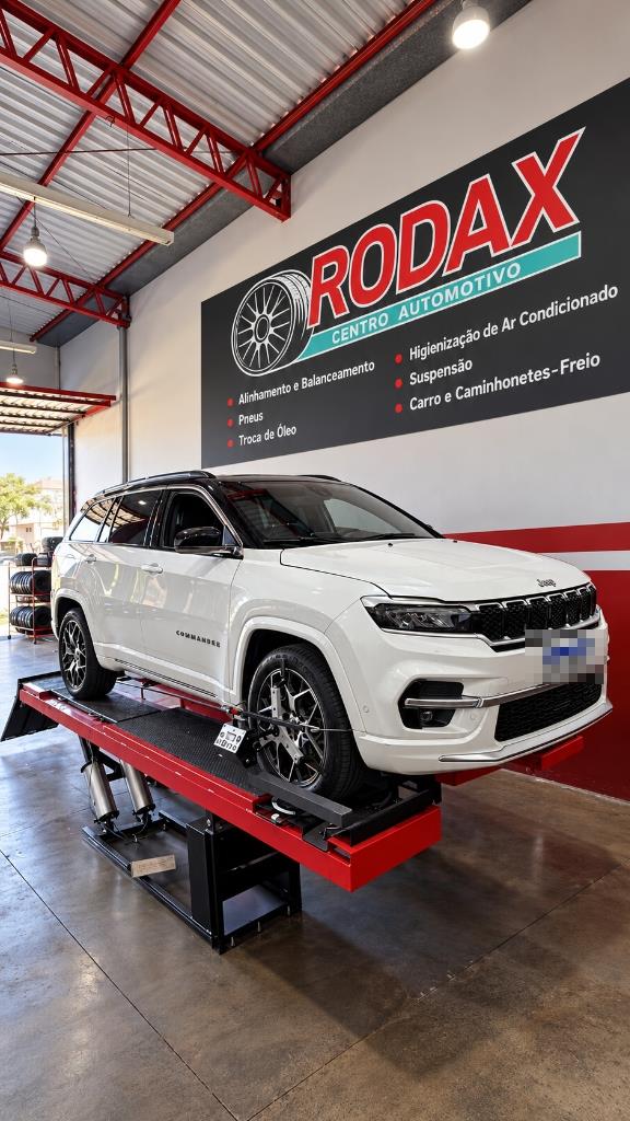 Carro na plataforma de alinhamento 3D da Rodax Centro Automotivo